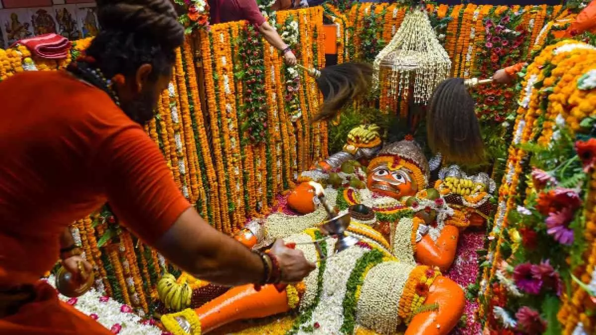 संकटमोचन का लेटा हुआ अवतार देखना हो तो यहां जाएं, जानें हनुमान जी की चमत्कारी कथाओं के बारे में... संकटमोचन का लेटा हुआ अवतार देखना हो तो यहां जाएं, जानें हनुमान जी की चमत्कारी कथाओं के बारे में...