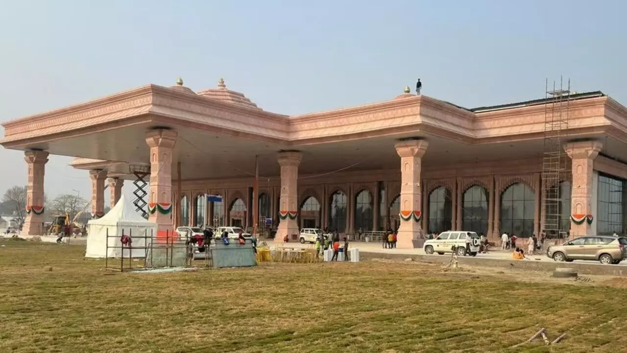 अयोध्या में ध्वजारोहण समारोह से पहले सुरक्षा कड़ी, 80 चार्टर्ड विमानों के आगमन की तैयारी