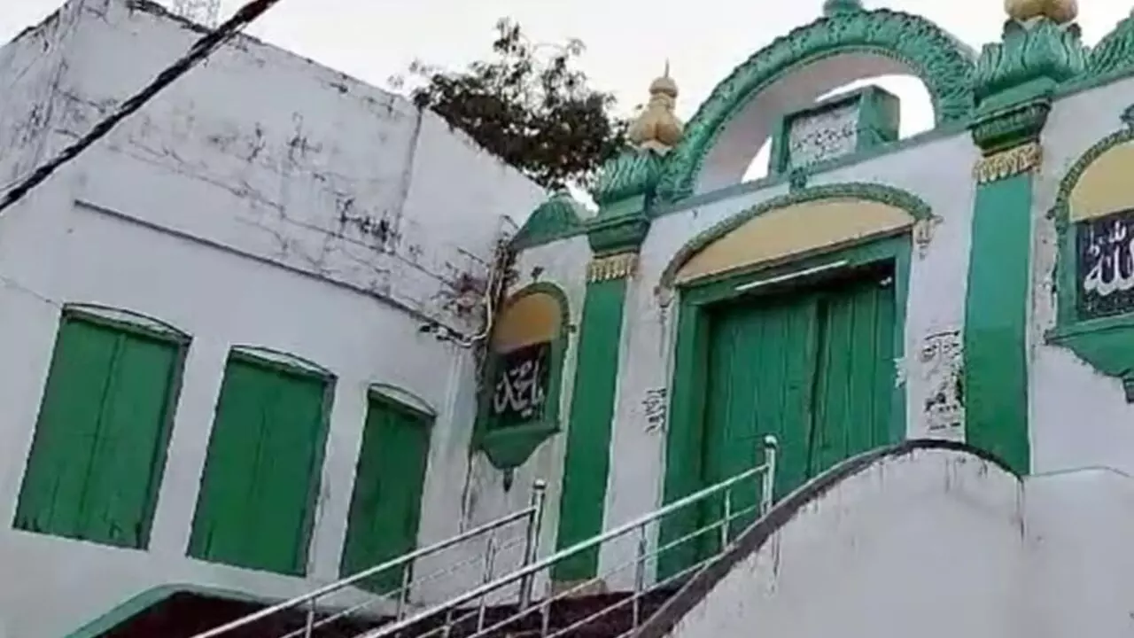 संभल जामा मस्जिद विवाद में नई खींचतान, सदर और सेक्रेटरी आमने-सामने संभल जामा मस्जिद विवाद में नई खींचतान, सदर और सेक्रेटरी आमने-सामने