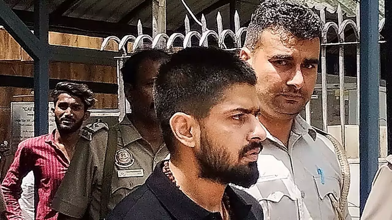 अमेरिका ने अनमोल बिश्नोई को किया डिपोर्ट, कई हाई-प्रोफाइल मामलों की गुत्थी सुलझने की उम्मीद अमेरिका ने अनमोल बिश्नोई को किया डिपोर्ट, कई हाई-प्रोफाइल मामलों की गुत्थी सुलझने की उम्मीद