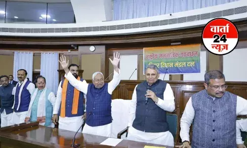 नीतीश कुमार ने राज्यपाल के पास सरकार बनाने का दावा किया पेश