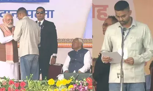 डेनिम, शर्ट और क्रॉक्स पहनकर स्टेज पर पहुंचे दीपक प्रकाश विधायक नहीं हैं, किस पार्टी के कोटे से बनेंगे एमएलसी?