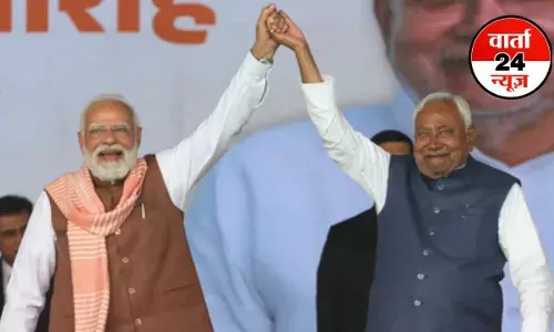 नीतीश कुमार ने एयरपोर्ट पर छुए पीएम मोदी के पैर, सोशल मीडिया पर तेजी से वायरल हो रहा है वीडियो, देखें वीडियो