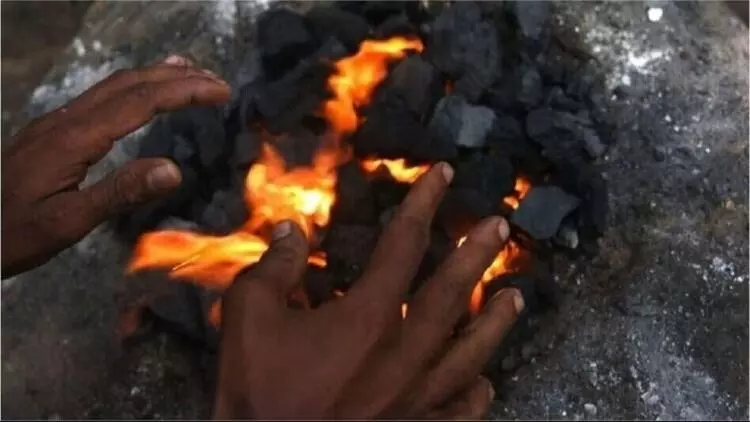 अलाव ने ले ली चार युवकों की जान, हो जाएं सावधान! बंद कमरे में यह गलती कतई ना करें