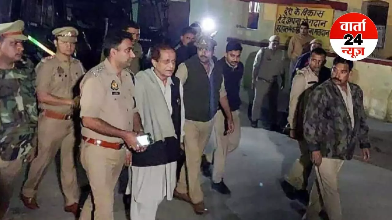 जेल में कुर्सी न मिलने पर भड़के आजम खां... दिया उम्र का हवाला, जेल प्रशासन ने उपलब्ध कराई कंबल और दवाई