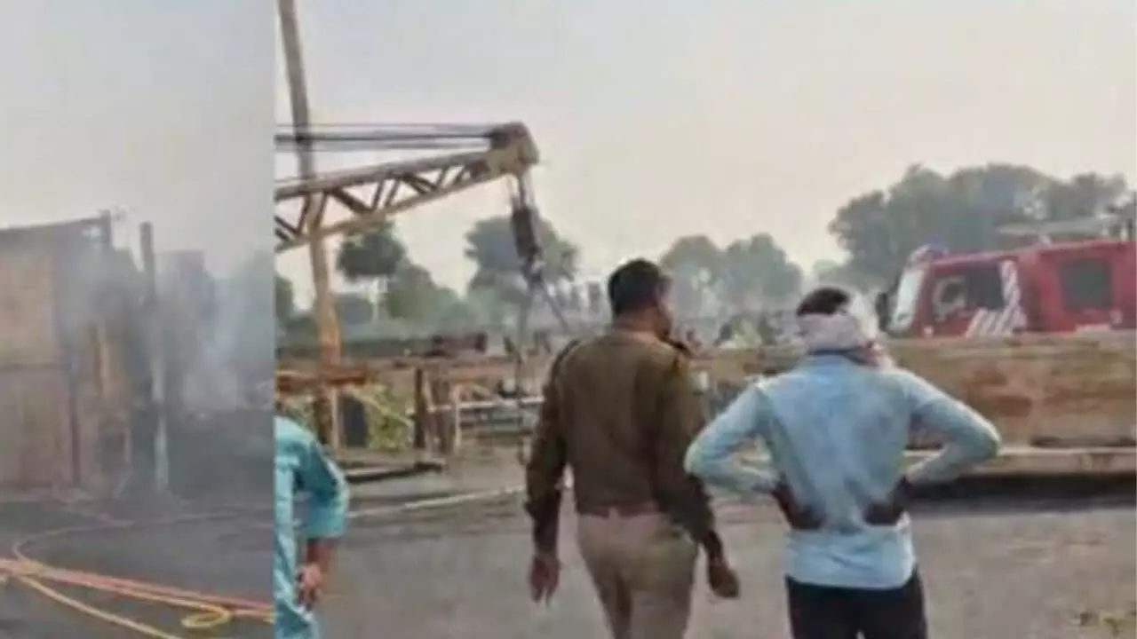 दिल्ली–मुंबई एक्सप्रेस हाईवे पर दर्दनाक हादसा! कंटेनर में लगी भीषण आग, चालक जिंदा जला हुई मौत