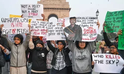 कितने हिडमा मारोगे, हर घर से हिडमा निकलेगा... वायु प्रदूषण के खिलाफ प्रोटेस्ट में नक्सली हिडमा का समर्थन! लगे लाल सलाम के नारे