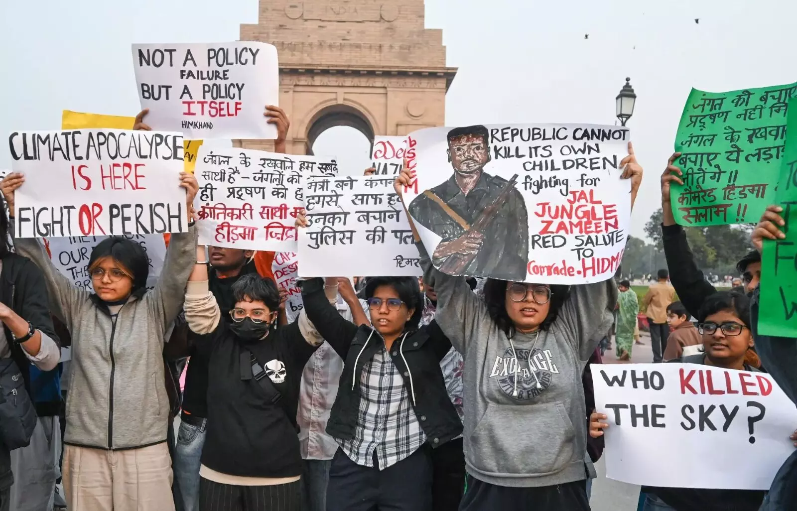 कितने हिडमा मारोगे, हर घर से हिडमा निकलेगा... वायु प्रदूषण के खिलाफ प्रोटेस्ट में नक्सली हिडमा का समर्थन! लगे लाल सलाम के नारे कितने हिडमा मारोगे, हर घर से हिडमा निकलेगा... वायु प्रदूषण के खिलाफ प्रोटेस्ट में नक्सली हिडमा का समर्थन! लगे लाल सलाम के नारे