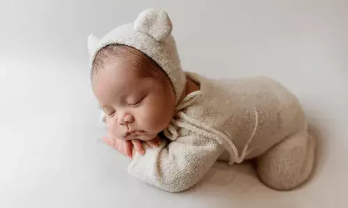 नींद में बच्चे क्यों मुस्कुराते हैं? फोर्टिस डॉक्टर ने बताया – सपनों से नहीं, दिमाग के विकास से जुड़ा है ये राज़