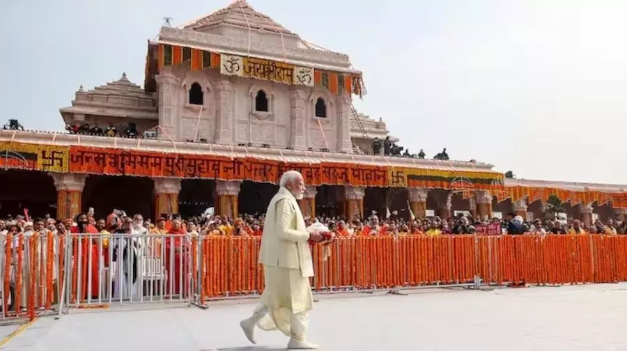 अयोध्या पहुंचे पीएम मोदी, राम मंदिर के शिखर पर फहराएंगे धर्मध्वज, शुरू हुआ रोड शो