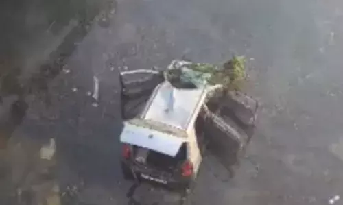 UP: लखीमपुर खीरी में बेकाबू कार नदी में गिरी, पांच लोगों की डूबने से मौत UP: लखीमपुर खीरी में बेकाबू कार नदी में गिरी, पांच लोगों की डूबने से मौत