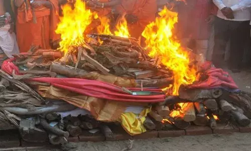 क्या महिलाएं भी कर सकती हैं अंतिम संस्कार? गरुण पुराण में छिपा है इसका जवाब क्या महिलाएं भी कर सकती हैं अंतिम संस्कार? गरुण पुराण में छिपा है इसका जवाब