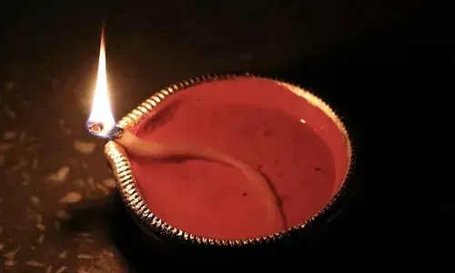 सूर्यास्त से पहले ही जला दें पूजा का दीपक, बरसती है लक्ष्मी जी की कृपा! जानें पूजा विधि और नियम सूर्यास्त से पहले ही जला दें पूजा का दीपक, बरसती है लक्ष्मी जी की कृपा! जानें पूजा विधि और नियम