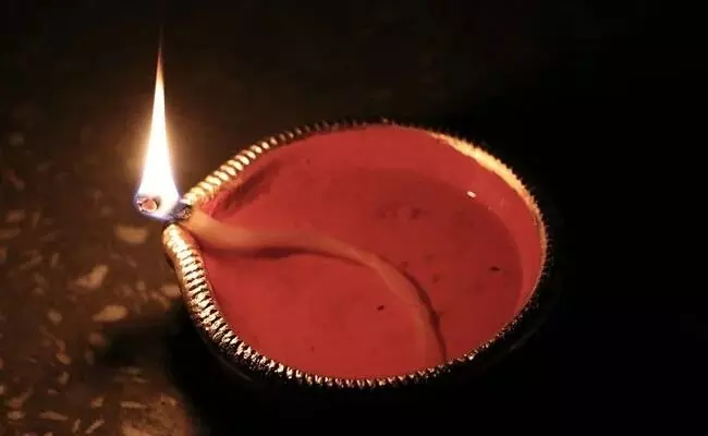 सूर्यास्त से पहले ही जला दें पूजा का दीपक, बरसती है लक्ष्मी जी की कृपा! जानें पूजा विधि और नियम