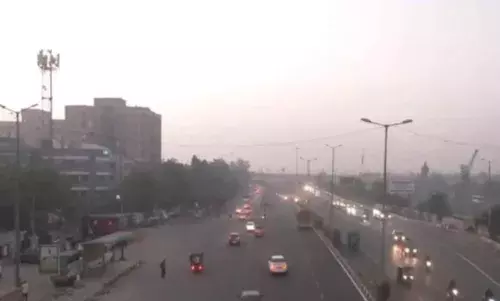 POLLUTION: दिल्ली एनसीआर के लोग प्रदूषित हवा में सांस लेने पर मजबूर, प्रशासन के प्रयास भी हवा साफ नहीं कर पा रहे