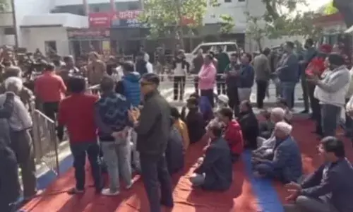 मकान बिक्री पर मेरठ में बवाल, थाने में हनुमान चालीसा का पाठ; तीन दिन में समाधान का आश्वासन