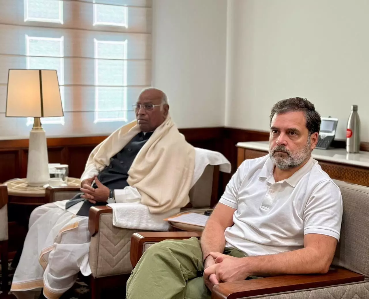 शीतकालीन सत्र से पहले विपक्ष की चर्चा, खरगे के आवास पर बैठक शुरू