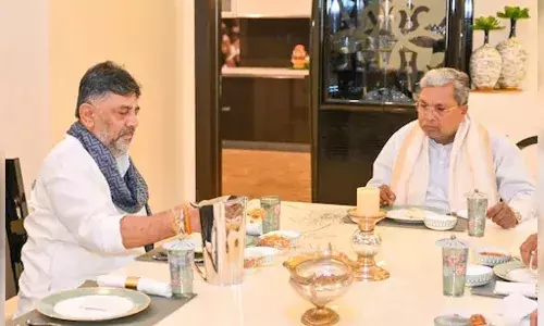 कर्नाटक राजनीति! शिवकुमार के घर पहुंचे सिद्धारमैया, नाश्ते की मेज पर हो रही मुलाकात