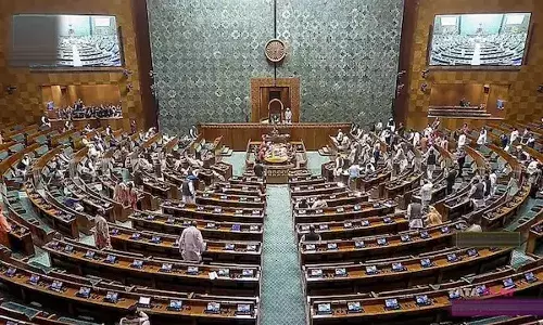 भारी हंगामे के बीच लोकसभा की कार्यवाही दो बजे तक स्थगित भारी हंगामे के बीच लोकसभा की कार्यवाही दो बजे तक स्थगित