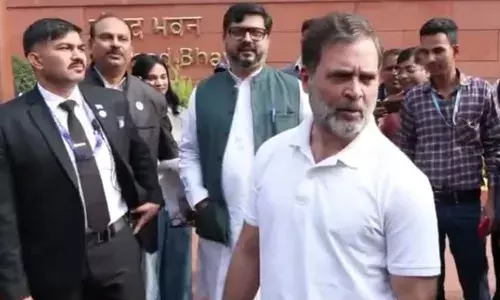 राहुल बोले- आज कुत्ता ही मुख्य मुद्दा है... कल कांग्रेस सांसद रेणुका चौधरी ने संसद में लाया था कुत्ता, हुआ था विवाद