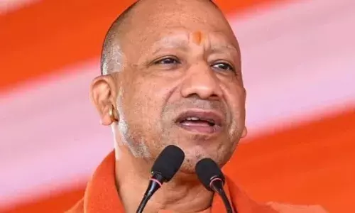 काशी तमिल संगमम् में सीएम योगी की सुरक्षा में बड़ी चूक, मंच की ओर दौड़ा युवक, कमांडो ने दबोचा काशी तमिल संगमम् में सीएम योगी की सुरक्षा में बड़ी चूक, मंच की ओर दौड़ा युवक, कमांडो ने दबोचा