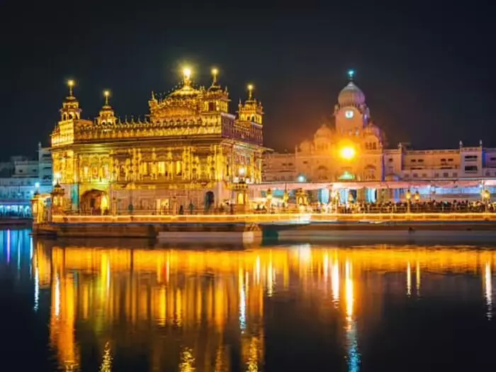 दुनिया की सबसे बड़ी मुफ्त रसोई चलाता है यह मंदिर ! भरता है हर धर्म के लोगों का मुफ्त पेट, जानें नाम और खासियत