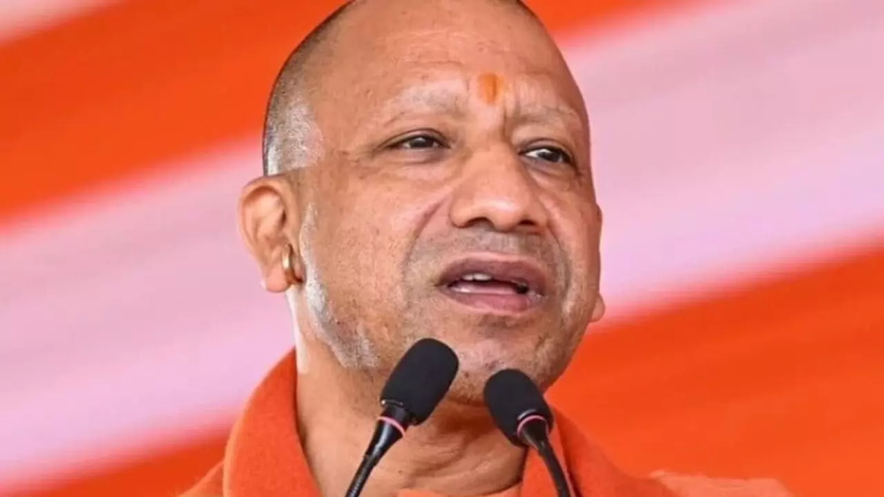 काशी तमिल संगमम् में सीएम योगी की सुरक्षा में बड़ी चूक, मंच की ओर दौड़ा युवक, कमांडो ने दबोचा