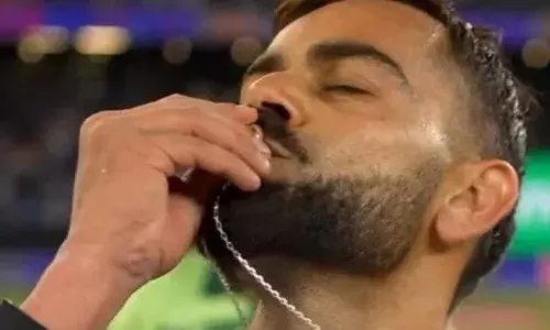 विराट कोहली ने सेंचुरी पूरी होते ही चूमी वैडिंग रिंग, वायरल हो गया अनुष्का शर्मा का ये वाला रिएक्शन