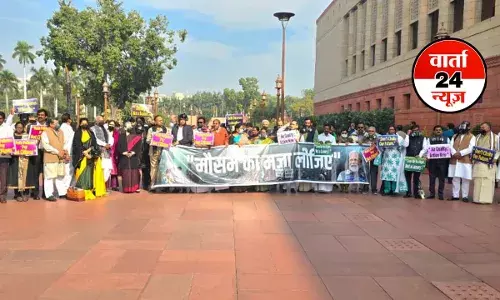 प्रदूषण के खिलाफ विपक्षी सांसदों का सरकार के खिलाफ हल्ला बोल, सोनिया गांधी ने कहा-छोटे बच्चे परेशान हैं और मेरे जैसे बुजुर्गों के लिए भी... प्रदूषण के खिलाफ विपक्षी सांसदों का सरकार के खिलाफ हल्ला बोल, सोनिया गांधी ने कहा-छोटे बच्चे परेशान हैं और मेरे जैसे बुजुर्गों के लिए भी...