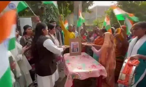 फोटो की आरती की, महिलाओं ने गाए भजन, बजे ढोल-नगाड़े... वाराणसी में इस तरह की गई पुतिन की पूजा!