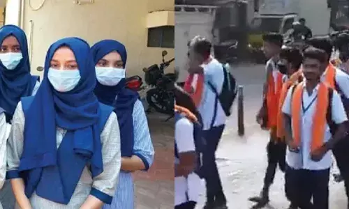 कर्नाटक में फिर भड़का हिजाब बनाम भगवा शॉल विवाद, कॉलेज ड्रेस कोड को लेकर तनाव कर्नाटक में फिर भड़का हिजाब बनाम भगवा शॉल विवाद, कॉलेज ड्रेस कोड को लेकर तनाव