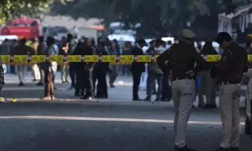 दिल्ली में सड़क पर बवाल: साइड देने को लेकर विवाद, DTC बस ड्राइवर की पीट-पीटकर हत्या दिल्ली में सड़क पर बवाल: साइड देने को लेकर विवाद, DTC बस ड्राइवर की पीट-पीटकर हत्या