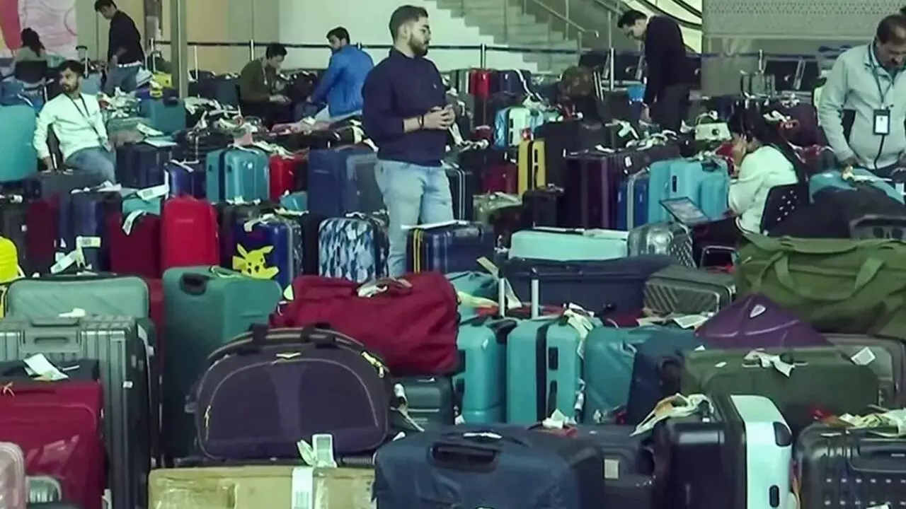 Indigo update: 610 करोड़ का रिफंड, 3000 बैग लौटाए, उड़ानें फिर हुईं व्यवस्थित Indigo update: 610 करोड़ का रिफंड, 3000 बैग लौटाए, उड़ानें फिर हुईं व्यवस्थित