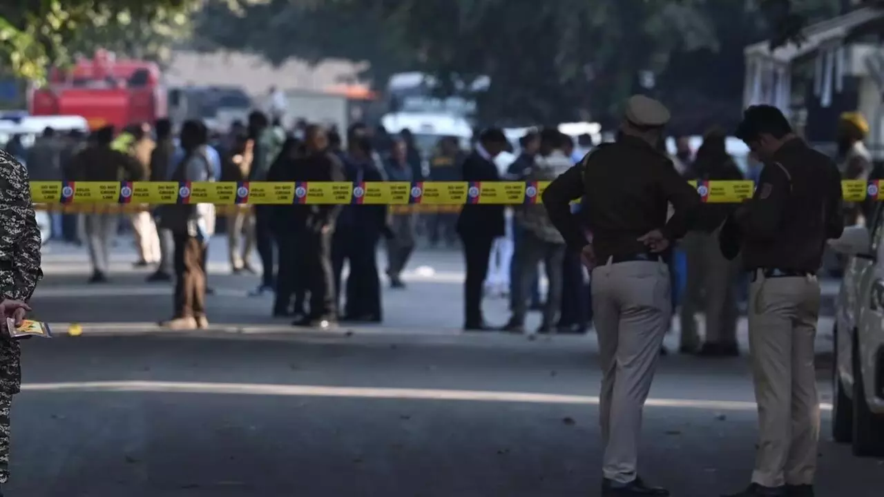 दिल्ली में सड़क पर बवाल: साइड देने को लेकर विवाद, DTC बस ड्राइवर की पीट-पीटकर हत्या दिल्ली में सड़क पर बवाल: साइड देने को लेकर विवाद, DTC बस ड्राइवर की पीट-पीटकर हत्या