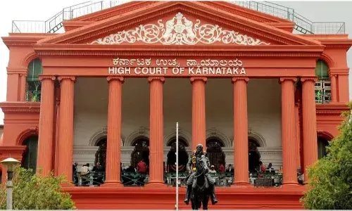 कर्नाटक हाई कोर्ट ने ‘मेंस्ट्रुअल लीव’ पर लगाई रोक! सरकार ने दिया था एक दिन का माहवारी अवकाश कर्नाटक हाई कोर्ट ने ‘मेंस्ट्रुअल लीव’ पर लगाई रोक! सरकार ने दिया था एक दिन का माहवारी अवकाश