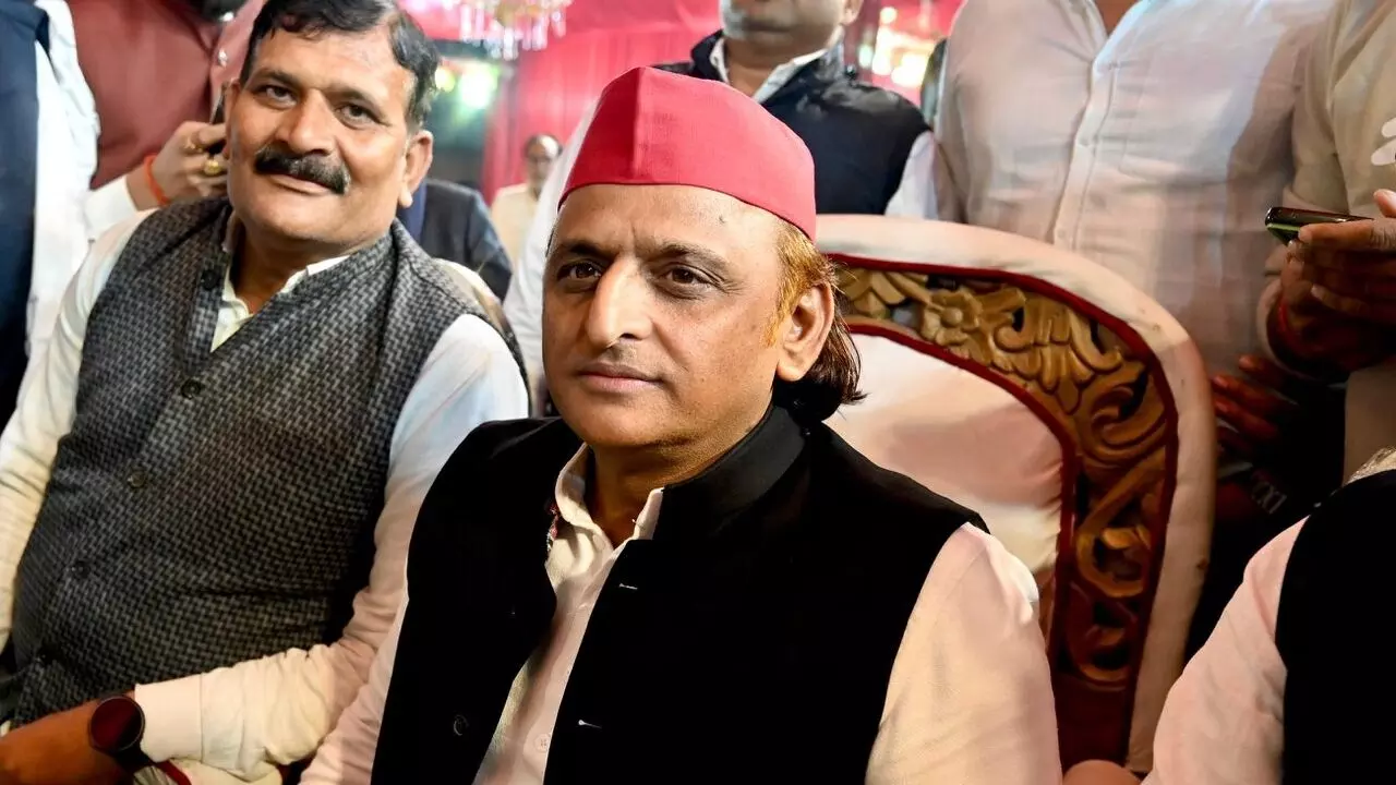 गरीब महिलाओं को हर साल 40 हजार रुपये देने का वादा, यूपी चुनाव से पहले अखिलेश यादव का बड़ा दांव गरीब महिलाओं को हर साल 40 हजार रुपये देने का वादा, यूपी चुनाव से पहले अखिलेश यादव का बड़ा दांव