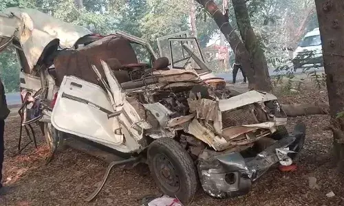 अयोध्या दर्शन करने जा रहे श्रद्धालुओं की बोलेरो की ट्रैक्टर-ट्रॉली से टक्कर, तीन की मौत,11 घायल अयोध्या दर्शन करने जा रहे श्रद्धालुओं की बोलेरो की ट्रैक्टर-ट्रॉली से टक्कर, तीन की मौत,11 घायल