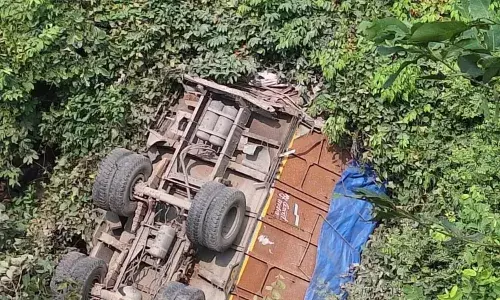 Arunachal Pradesh Accident: मजदूरों को ले जा रहा ट्रक गहरी खाई में गिरा, 17 लोगों की जान जाने की आशंका Arunachal Pradesh Accident: मजदूरों को ले जा रहा ट्रक गहरी खाई में गिरा, 17 लोगों की जान जाने की आशंका