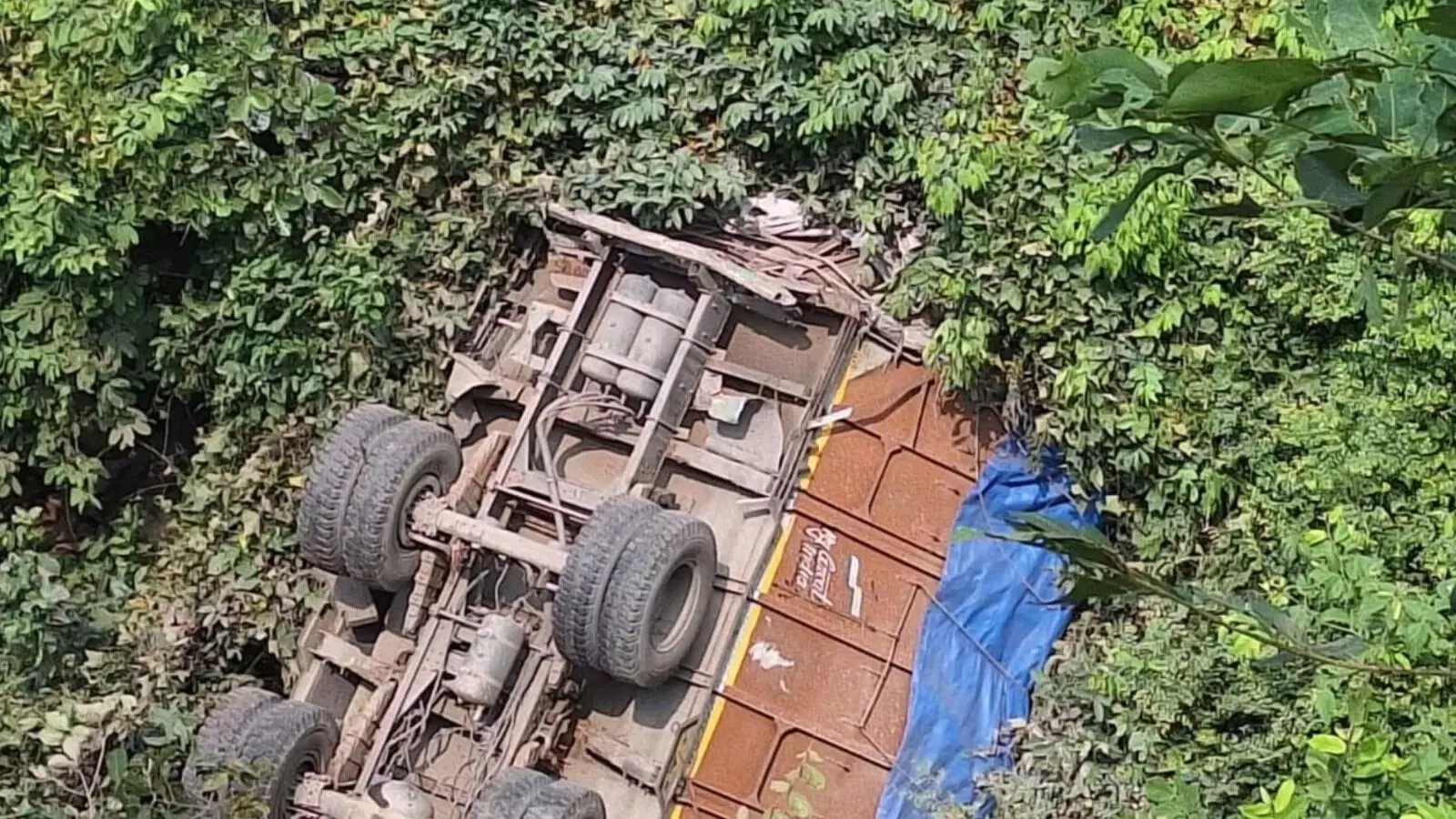 Arunachal Pradesh Accident: मजदूरों को ले जा रहा ट्रक गहरी खाई में गिरा, 17 लोगों की जान जाने की आशंका Arunachal Pradesh Accident: मजदूरों को ले जा रहा ट्रक गहरी खाई में गिरा, 17 लोगों की जान जाने की आशंका
