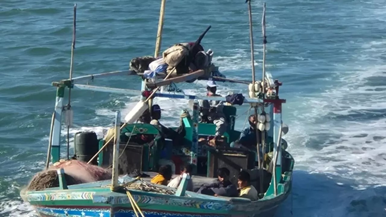 जाखौ तट के पास भारतीय जलसीमा में घुसी पाकिस्तानी नाव, 11 नागरिक गिरफ्तार जाखौ तट के पास भारतीय जलसीमा में घुसी पाकिस्तानी नाव, 11 नागरिक गिरफ्तार