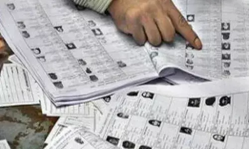 चुनाव आयोग की सख्ती का असर: यूपी पंचायत चुनावों में मची हलचल, शहरों में रहने वालों से गिड़गिड़ा रहे प्रधान और प्रत्याशी