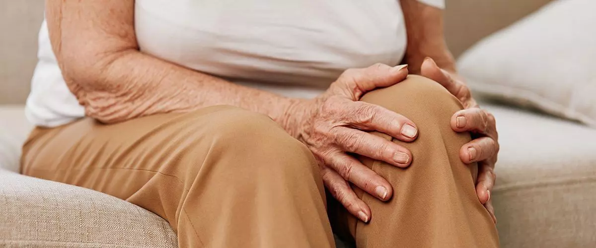 ठंड में बुजुर्गों की हड्डियों की देखभाल: जानें क्या करें और क्या नहीं?