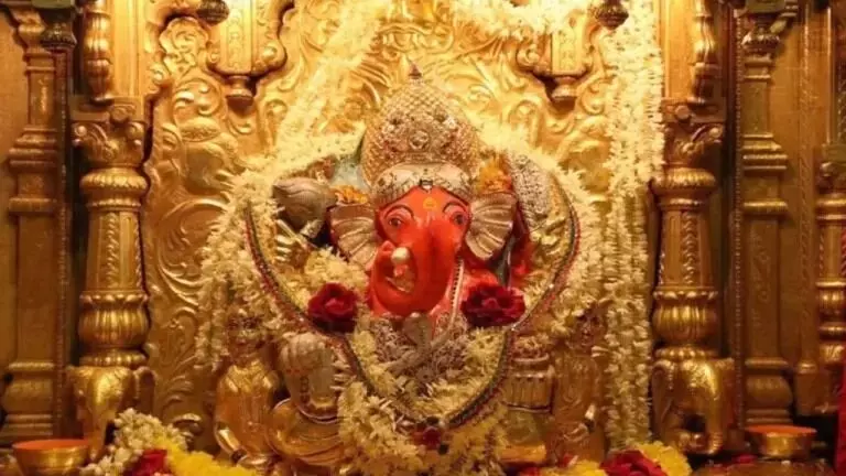 भारत का एक ऐसा मंदिर जहां विराजमान है दाईं सूंड वाले गणेश जी, जानें मंदिर से जुड़े चमत्कार और विशेषताएं भारत का एक ऐसा मंदिर जहां विराजमान है दाईं सूंड वाले गणेश जी, जानें मंदिर से जुड़े चमत्कार और विशेषताएं