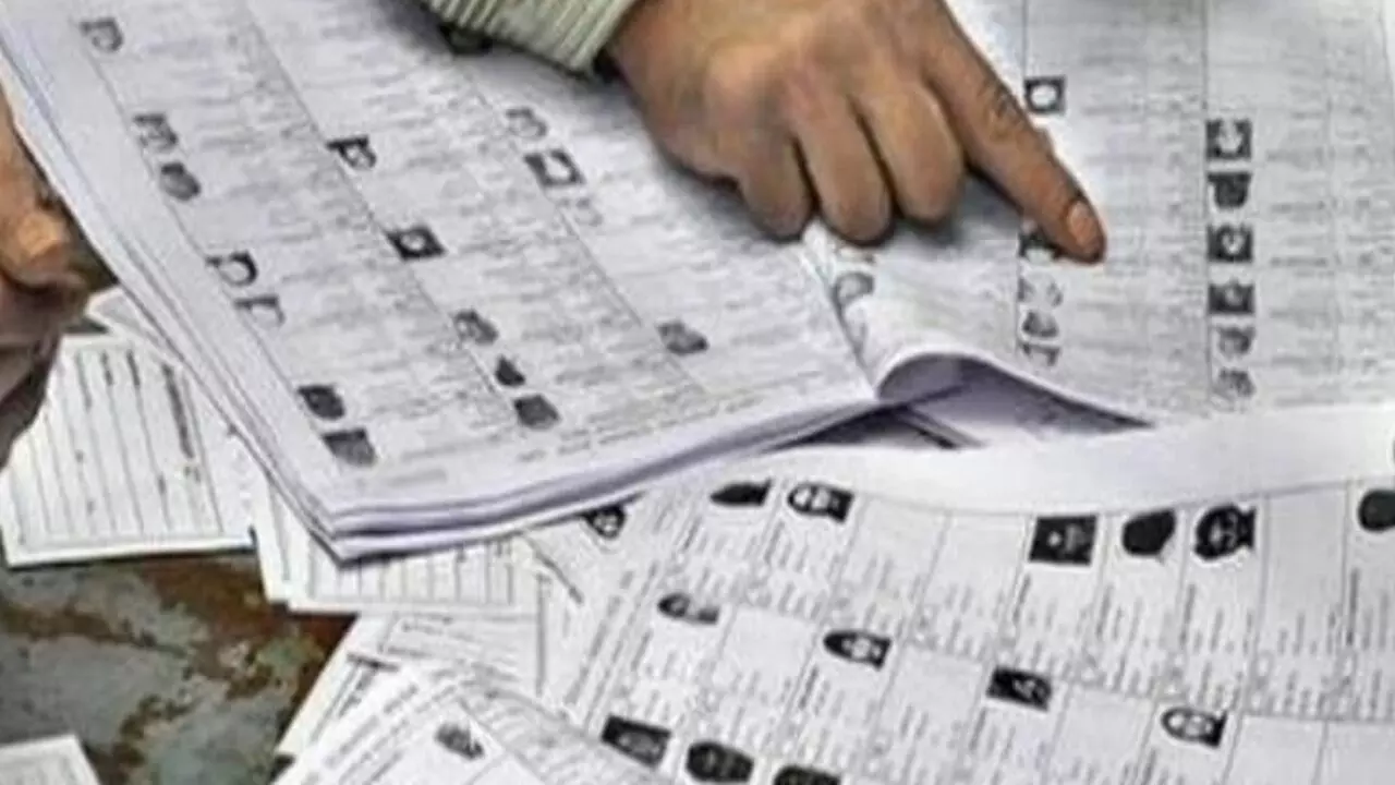 चुनाव आयोग की सख्ती का असर: यूपी पंचायत चुनावों में मची हलचल, शहरों में रहने वालों से गिड़गिड़ा रहे प्रधान और प्रत्याशी चुनाव आयोग की सख्ती का असर: यूपी पंचायत चुनावों में मची हलचल, शहरों में रहने वालों से गिड़गिड़ा रहे प्रधान और प्रत्याशी