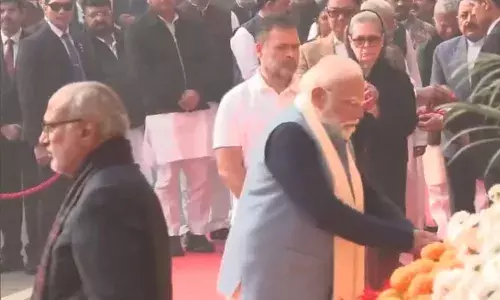 2001 के संसद हमले की बरसी आज! पीएम मोदी-राहुल गांधी समेत कई नेताओं ने दी शहीदों को पुष्पांजलि 2001 के संसद हमले की बरसी आज! पीएम मोदी-राहुल गांधी समेत कई नेताओं ने दी शहीदों को पुष्पांजलि