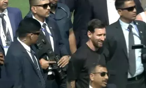 मेसी का भारत दौरा! 70 फीट ऊंची प्रतिमा का हुआ अनावरण, क्या बोले मेसी मेसी का भारत दौरा! 70 फीट ऊंची प्रतिमा का हुआ अनावरण, क्या बोले मेसी