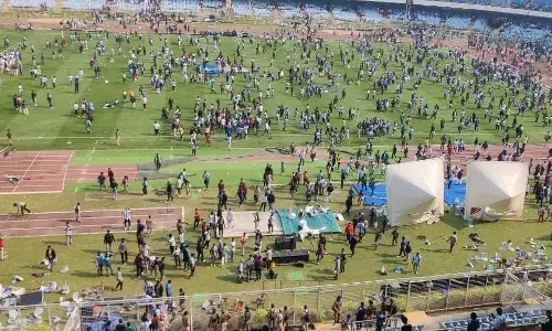 कोलकाता में मेसी के फैंस के साथ हुआ धोखा! हजारों के टिकट खरीदकर भी नहीं देख पाएं मेसी का चेहरा, मचा बवाल कोलकाता में मेसी के फैंस के साथ हुआ धोखा! हजारों के टिकट खरीदकर भी नहीं देख पाएं मेसी का चेहरा, मचा बवाल