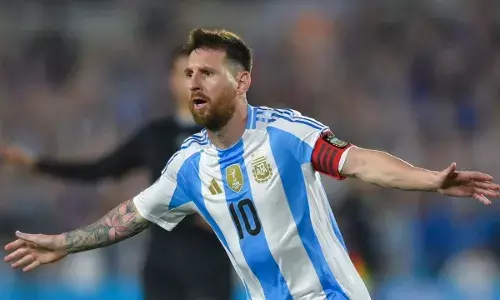 मेसी के साथ एक फोटो खिंचवाने की कीमत बन गई लग्ज़री!फैंस बोले – AI से बना लेंगे... मेसी के साथ एक फोटो खिंचवाने की कीमत बन गई लग्ज़री!फैंस बोले – AI से बना लेंगे...