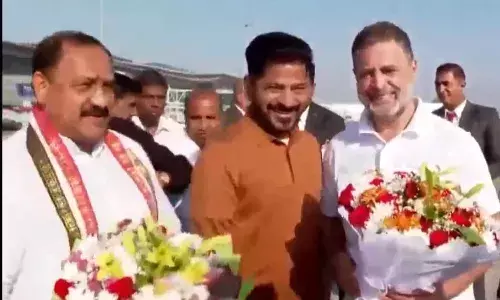 कांग्रेस सांसद राहुल गांधी हैदराबाद पहुंचे, मेसी के ‘जीओएटी भारत दौरा-2025’ कार्यक्रम में होंगे शामिल कांग्रेस सांसद राहुल गांधी हैदराबाद पहुंचे, मेसी के ‘जीओएटी भारत दौरा-2025’ कार्यक्रम में होंगे शामिल