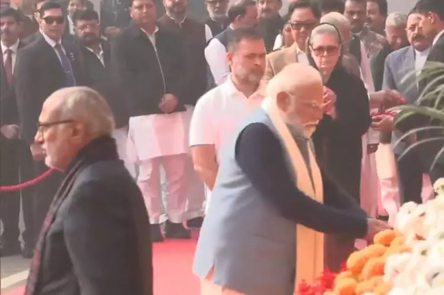 2001 के संसद हमले की बरसी आज! पीएम मोदी-राहुल गांधी समेत कई नेताओं ने दी शहीदों को पुष्पांजलि 2001 के संसद हमले की बरसी आज! पीएम मोदी-राहुल गांधी समेत कई नेताओं ने दी शहीदों को पुष्पांजलि